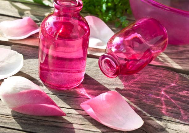 گلاب رایحه عصاره‌ ای طبیعی از گل محمدی با عطری ماندگار